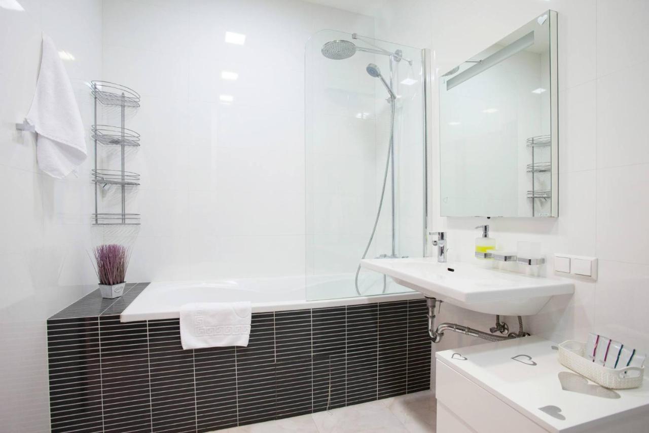 Navit Apartments With Breakfast, Near The Railway Station, The City Center And The Park Kiev Ngoại thất bức ảnh